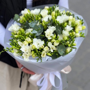 Букет из 51 белой фрезии в Озерах