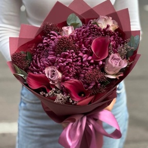 Букет "Импульс" из скиммии, калл, роз и хризантем Бигоуди в Озерах