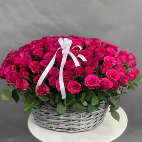 Композиция в корзине из 101 малиновой розы (40 см) в Озерах
