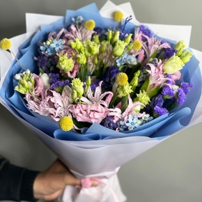 Букет "Загадка вечности" из гиацинтов, нерине, тюльпанов и оксипеталума в Озерах