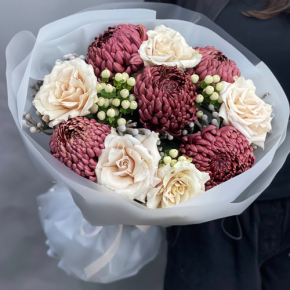 Букет "Всё что тебе касается" из хризантем Бигоуди, роз Эквадор Квиксенд и гиперикума в Озерах