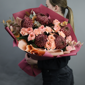 Букет "Осенний блюз" из хризантем Бигоуди, диантусов, скиммии и роз Риджентс парк  в Озерах