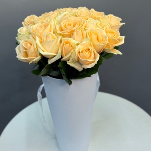 25 кремовых роз в конусе в Озерах