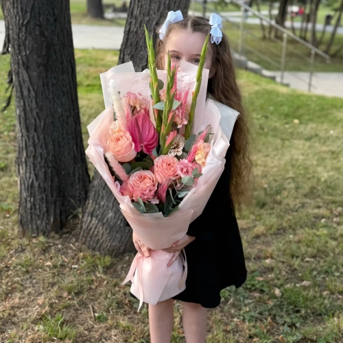 Букет на 1 сентября с гладиолусами, розами и антуриумом в Озерах
