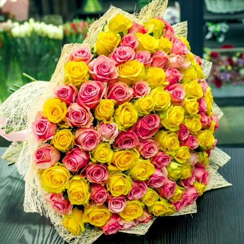 Букет из 101 розовой и лимонной розы (50 см) в Озерах