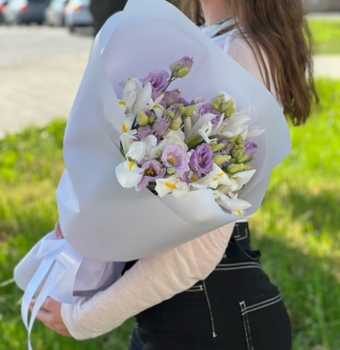 Букет "Вива ла дива" из эустом и ирисов в Озерах
