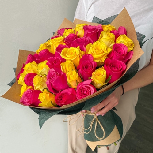 Букет из 51 малиновой и лимонной розы (40 см) в Озерах