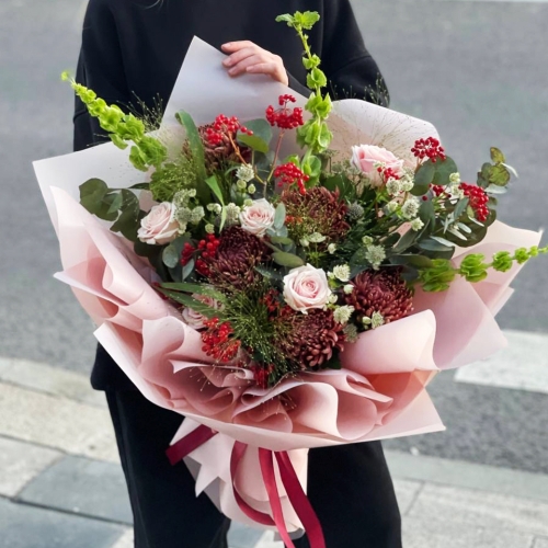 Букет "Вернисаж" из калины, хризантем Бигоуди, молюцеллы, паникума, роз и астранции в Озерах