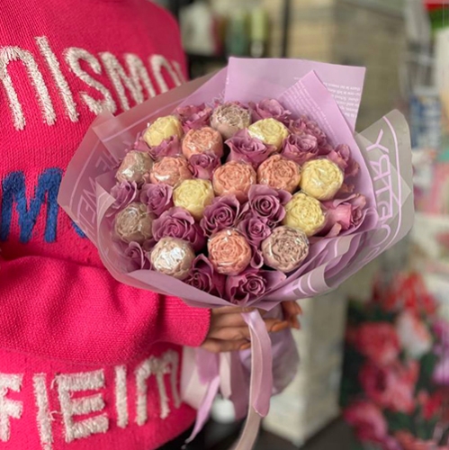 Букет из роз и шоколадных пионов в Озерах