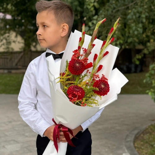 Букет на 1 сентября с красными гладиолусами, георгинами и калиной в Озерах