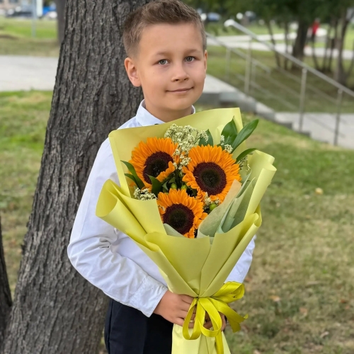 Букет на 1 сентября из 3 подсолнухов и лимониума в Озерах