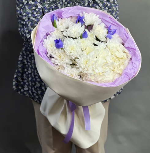 Букет "Грация" из ирисов, гортензии и кустовых хризантем в Озерах