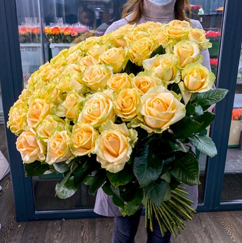 75 роз Аваланж (70 см) в Озерах