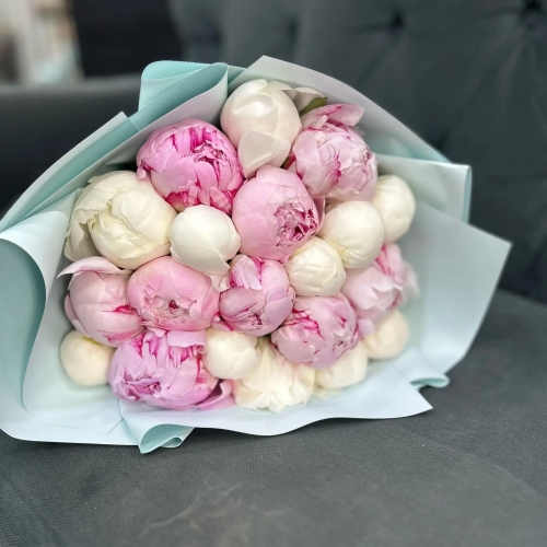 Микс из 19 бело-розовых пионов в Озерах