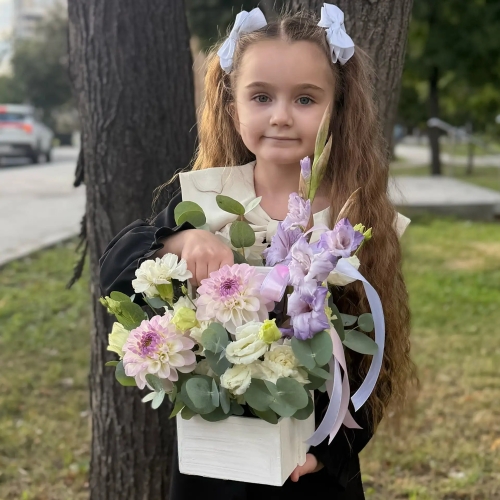 Композиция с георгинами на 1 сентября в белом ящике в Озерах