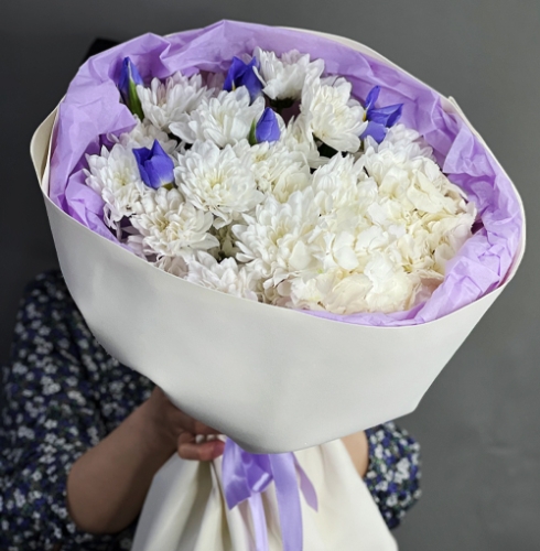 Букет "Грация" из ирисов, гортензии и кустовых хризантем в Озерах