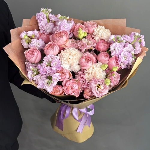 Букет "Амели" из ароматных маттиол, пионовидных кустовых роз Джульетта  эустом и диантусов в Озерах