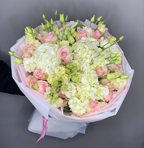 Букет "София" из гортензий, эустом и роз в Озерах