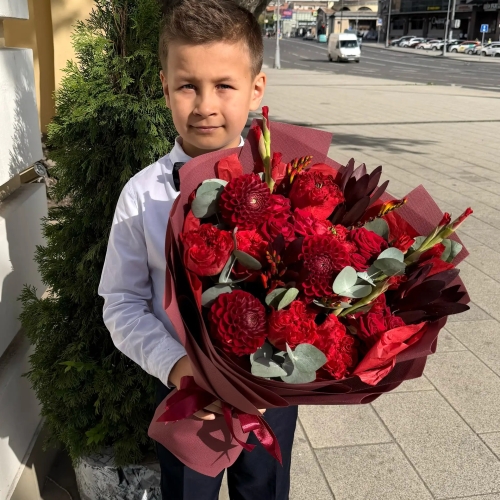 Букет с георгинами, розами и леукадендроном в Озерах