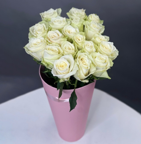 19 белых роз Кения в конусе в Озерах