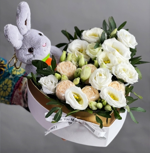 Композиция в коробке сердца из шоколадных пионов и эустом в Озерах