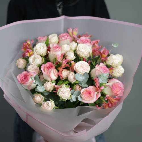 Букет "Розовый фламинго" из роз, альстромерии и эвкалипта в Озерах