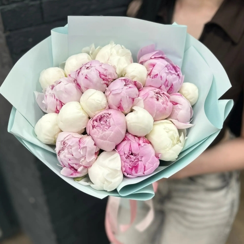 Микс из 19 бело-розовых пионов в Озерах